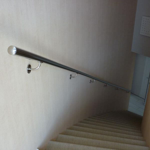comment poser main courante escalier